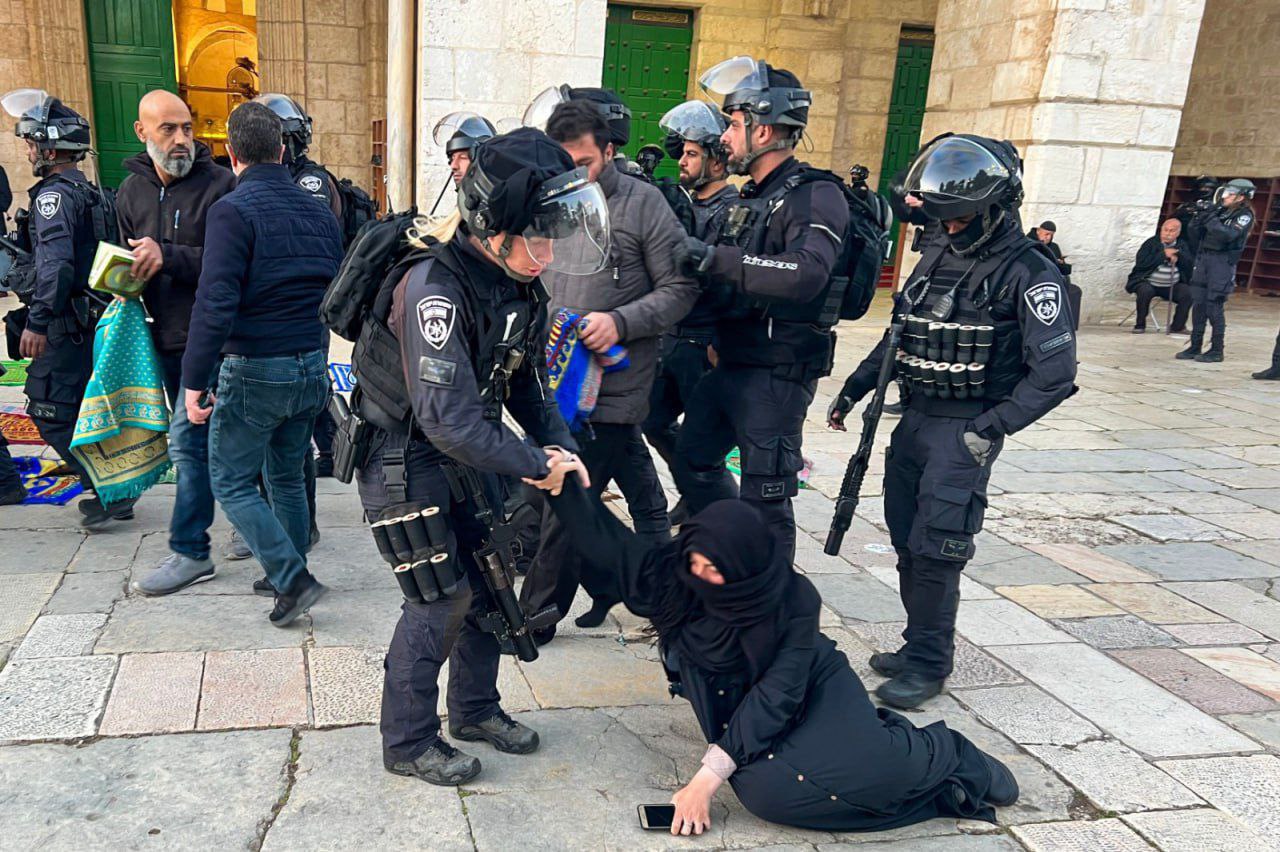 VIDEO Palestinians attacked in al-Aqsa compound, driven out of i’tikaf